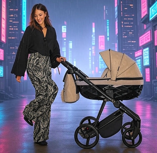 Adamex Quantum – beżowy wózek 2w1 na czarnym stelażu z romboidalną teksturą, prowadzony przez kobietę na neonowej ulicy.